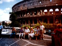 roma (10)  „Amíg a Colosseum áll, állni fog Róma, ha elpusztul, elpusztul Róma és a világ is” – írta az óriási építményről Beda Venerabilis angolszász egyházi író.