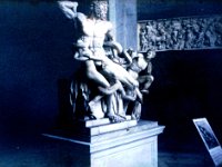 roma (16)  A Laokoón-csoport. Laokoón trójai papot és két fiát a kígyó halálos szorításában ábrázoló márvány szoborcsoport, amelyet Rómában, a Vatikáni Múzeumban őriznek.
