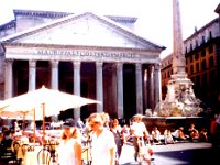 roma (21)  Pantheon. Az egyik legjobban megmaradt ókori római műemlék, és egyben valószínűleg korának egyik legépebben megmaradt épülete a római Pantheon.  Az eredeti, Kr. e. 27-ben épült Pantheon egy tűzvészben leégett. A jelenlegi épület Kr. u. kb. 125-ben épült, Hadrianus császár uralkodása idején.