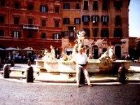 roma (7)  A Piazza Navona téren három szökőkút található, ez a tér északi felén található a Neptun-kút (Fontana di Nettuno)A Neptun szobrát körbevevő tengeri nimfákkal a 19. században egészítették ki a szökőkutat.